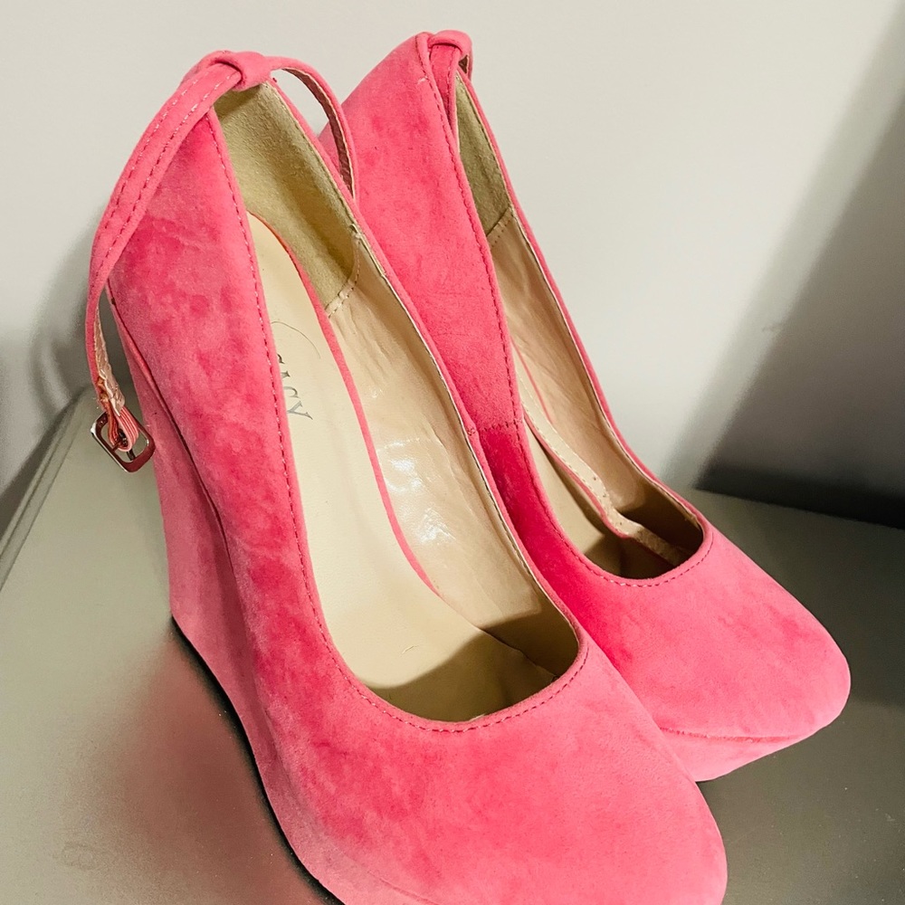 Pink wedges